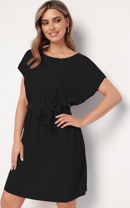 Czarna sukienka born2be z okrągłym dekoltem w stylu casual z krótkim rękawem