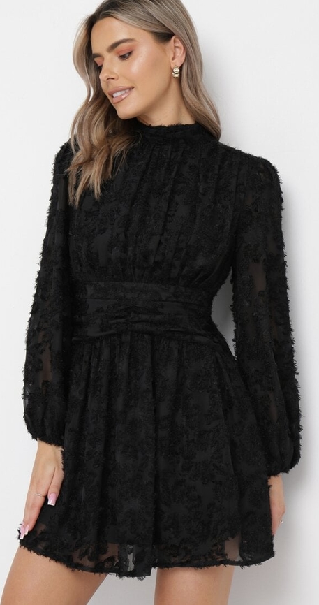 Czarna sukienka born2be z okrągłym dekoltem z długim rękawem w stylu casual