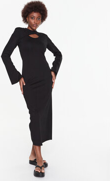 Czarna sukienka Gestuz midi z długim rękawem w stylu casual