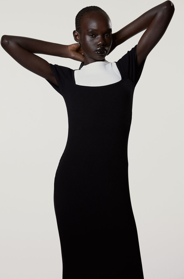 Czarna sukienka H & M midi z dekoltem w karo