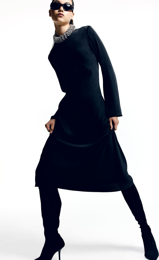 Czarna sukienka H & M midi z satyny prosta