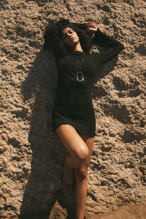 Czarna sukienka H & M mini z odkrytymi ramionami z okrągłym dekoltem