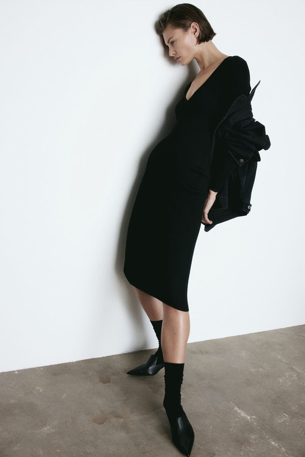 Czarna sukienka H & M prosta midi z dekoltem w kształcie litery v