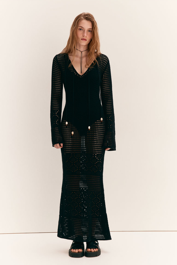Czarna sukienka H & M prosta z długim rękawem z dekoltem w kształcie litery v