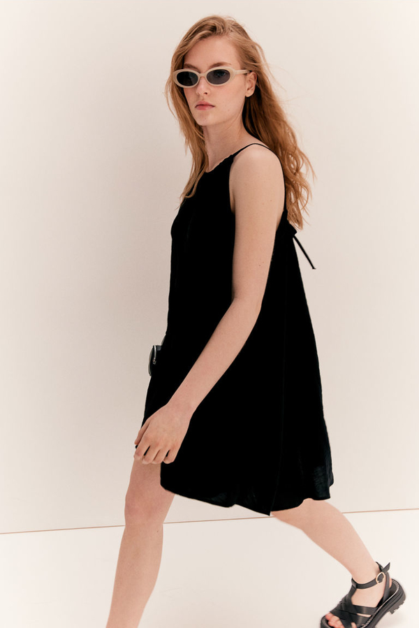 Czarna sukienka H & M z dekoltem w karo w stylu casual z tkaniny