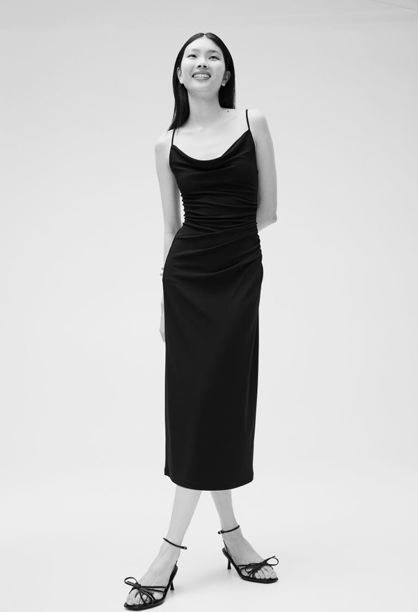 Czarna sukienka H & M z dekoltem w kształcie litery v w stylu casual z dżerseju