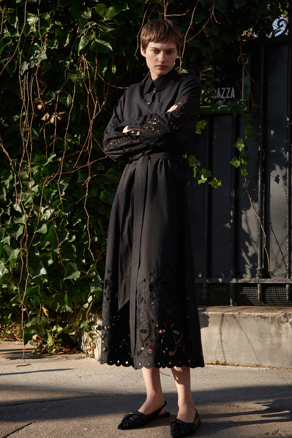 Czarna sukienka H & M z długim rękawem koszulowa z tkaniny