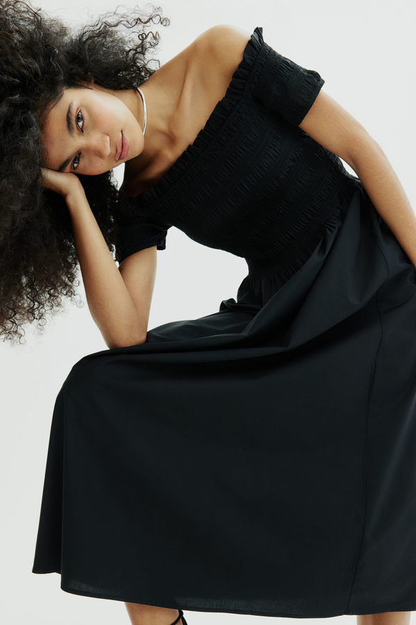 Czarna sukienka H & M z odkrytymi ramionami z tkaniny