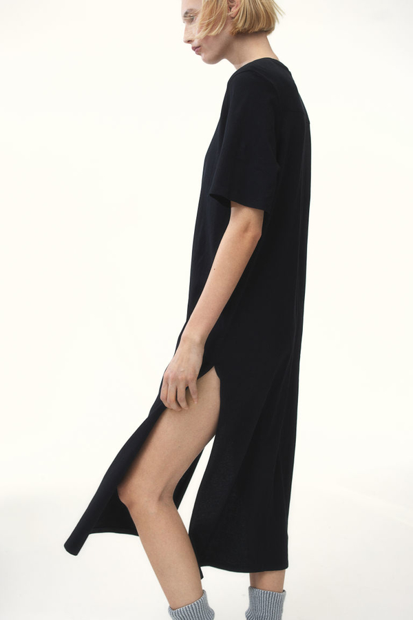 Czarna sukienka H & M z okrągłym dekoltem z krótkim rękawem