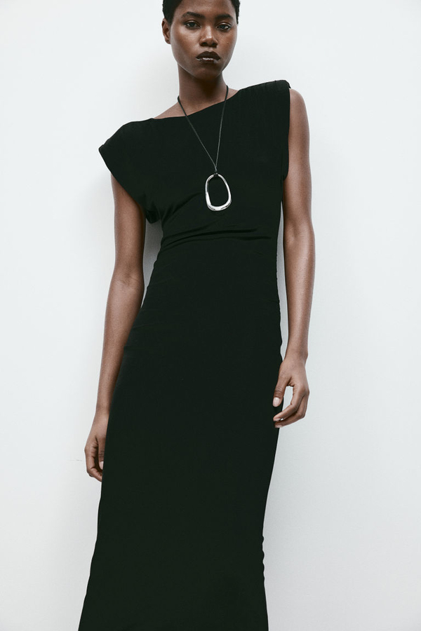 Czarna sukienka H & M z okrągłym dekoltem z krótkim rękawem z dżerseju