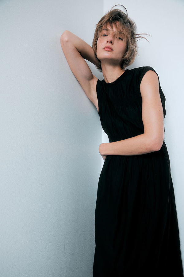 Czarna sukienka H & M z okrągłym dekoltem z tkaniny midi