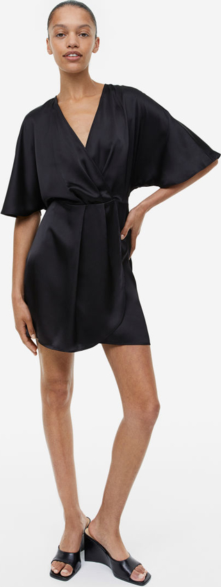 Czarna sukienka H & M z satyny z krótkim rękawem kopertowa