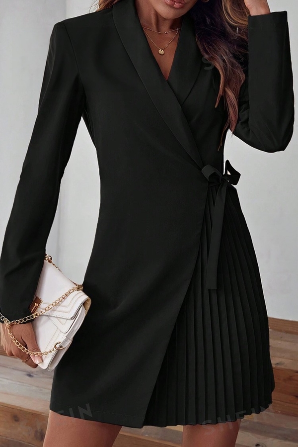 Czarna sukienka IVET mini z dekoltem w kształcie litery v w stylu casual