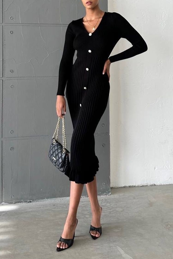 Czarna sukienka IVET w stylu casual dopasowana