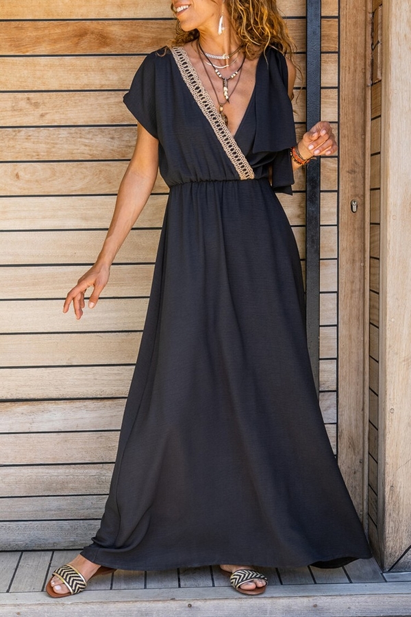 Czarna sukienka IVET z dekoltem w kształcie litery v z krótkim rękawem