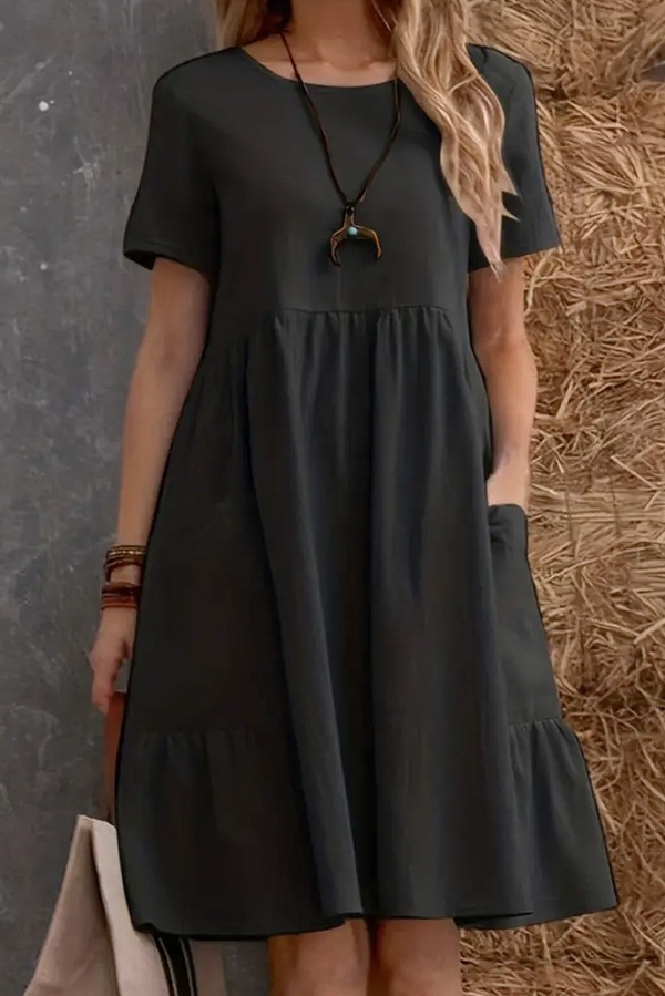 Czarna sukienka IVET z okrągłym dekoltem z krótkim rękawem prosta