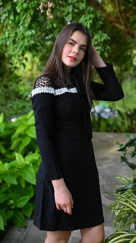 Czarna sukienka Justmelove z okrągłym dekoltem z długim rękawem