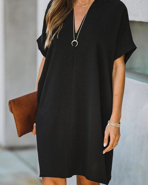 Czarna sukienka Kendallme prosta z dekoltem w kształcie litery v z bawełny