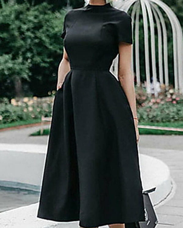 Czarna sukienka Kendallme z okrągłym dekoltem z krótkim rękawem