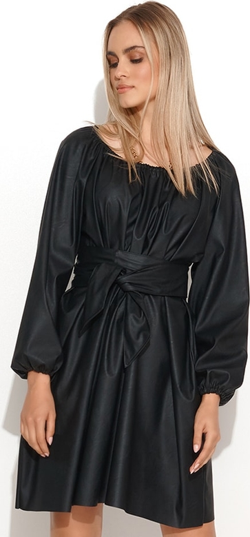 Czarna sukienka Makadamia z długim rękawem z okrągłym dekoltem w stylu casual