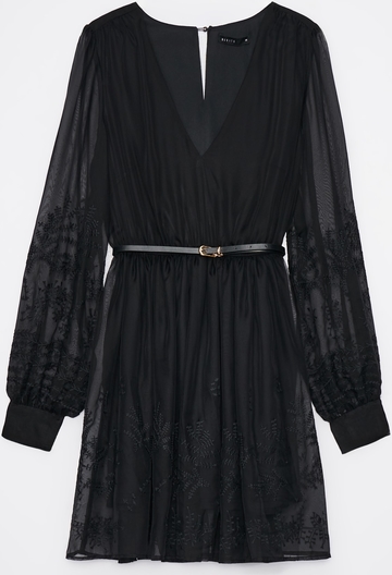 Czarna sukienka Mohito z dekoltem w kształcie litery v mini z długim rękawem