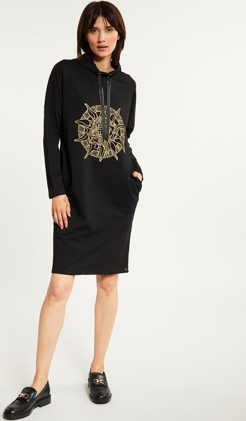 Czarna sukienka Monnari z okrągłym dekoltem w stylu casual z długim rękawem