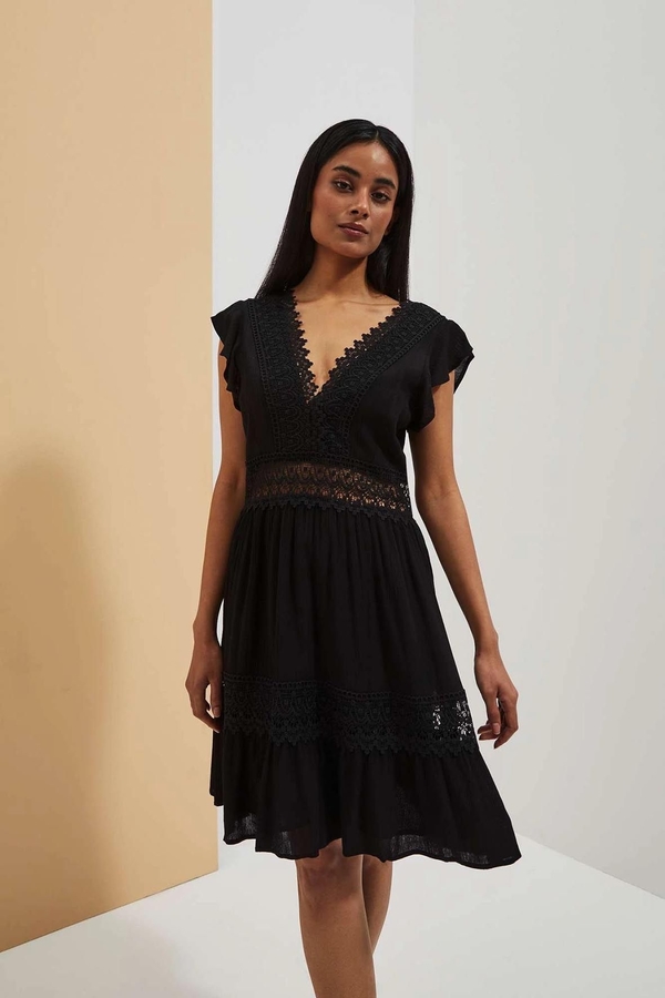 Czarna sukienka Moodo.pl z dekoltem w kształcie litery v mini z krótkim rękawem