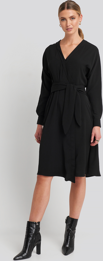 Czarna sukienka NA-KD Trend z dekoltem w kształcie litery v z długim rękawem w stylu casual