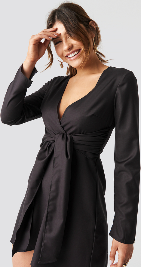 Czarna sukienka NA-KD z długim rękawem mini kopertowa