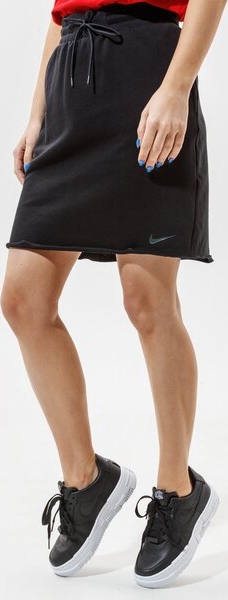 Czarna sukienka Nike w sportowym stylu