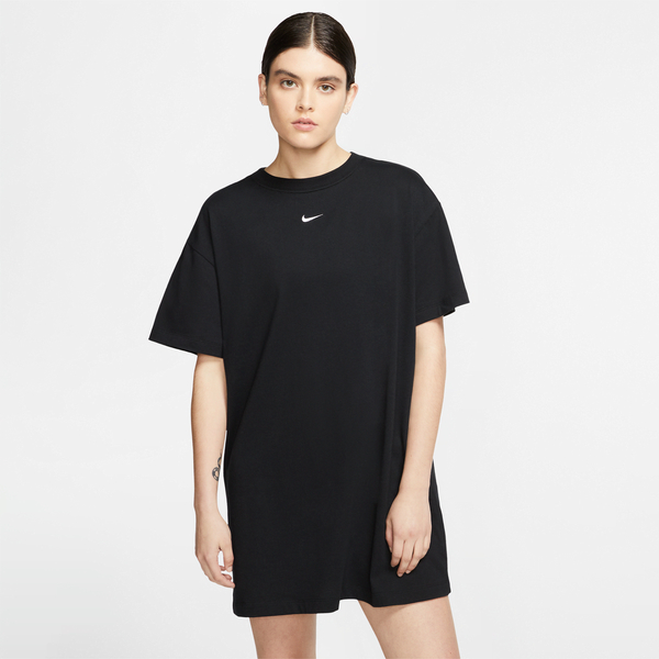 Czarna sukienka Nike z krótkim rękawem prosta mini