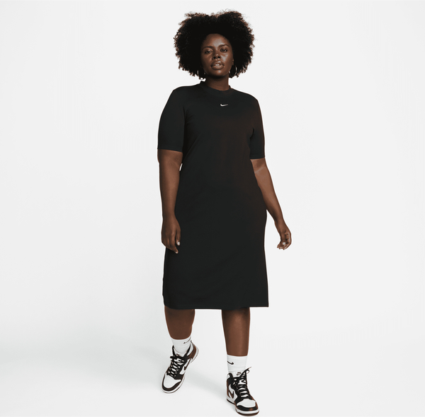 Czarna sukienka Nike z okrągłym dekoltem sportowa z krótkim rękawem