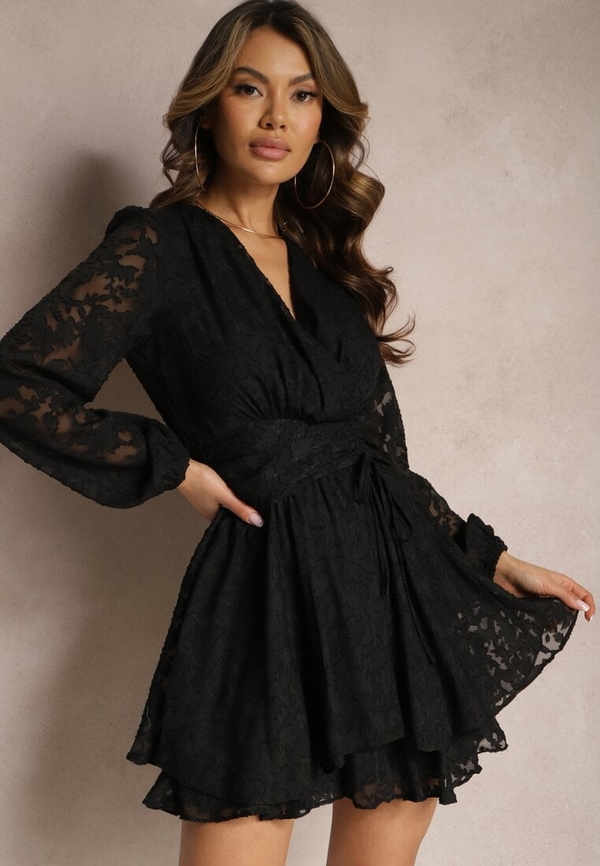 Czarna sukienka Renee z dekoltem w kształcie litery v rozkloszowana z długim rękawem