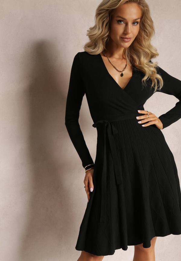 Czarna sukienka Renee z długim rękawem rozkloszowana w stylu casual