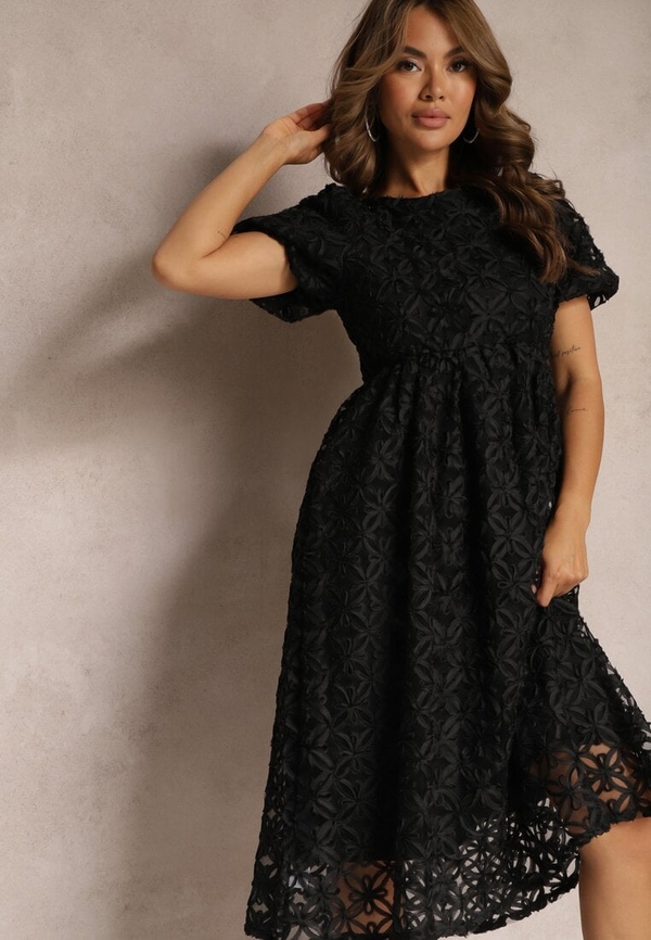 Czarna sukienka Renee z krótkim rękawem z okrągłym dekoltem