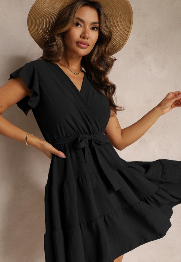 Czarna sukienka Renee z tkaniny z dekoltem w kształcie litery v w stylu casual