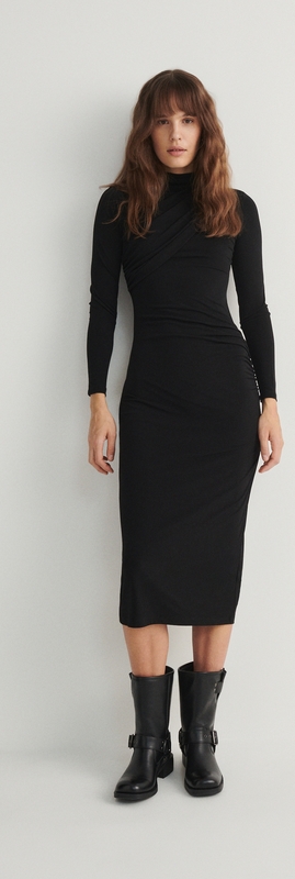 Czarna sukienka Reserved midi dopasowana z długim rękawem
