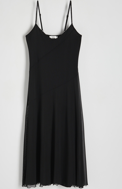 Czarna sukienka Reserved midi rozkloszowana na ramiączkach