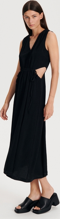 Czarna sukienka Reserved trapezowa