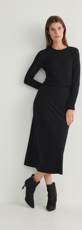 Czarna sukienka Reserved w stylu casual dopasowana