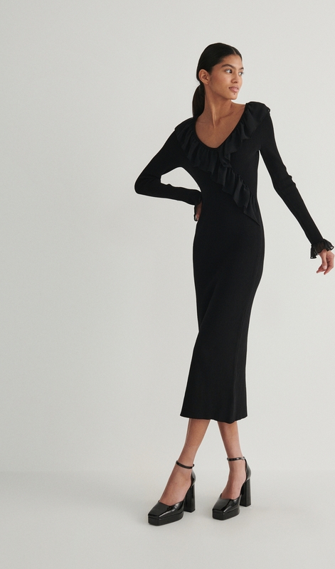 Czarna sukienka Reserved z dekoltem w kształcie litery v w stylu casual midi