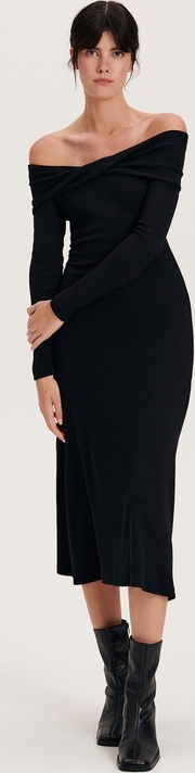 Czarna sukienka Reserved z odkrytymi ramionami z bawełny