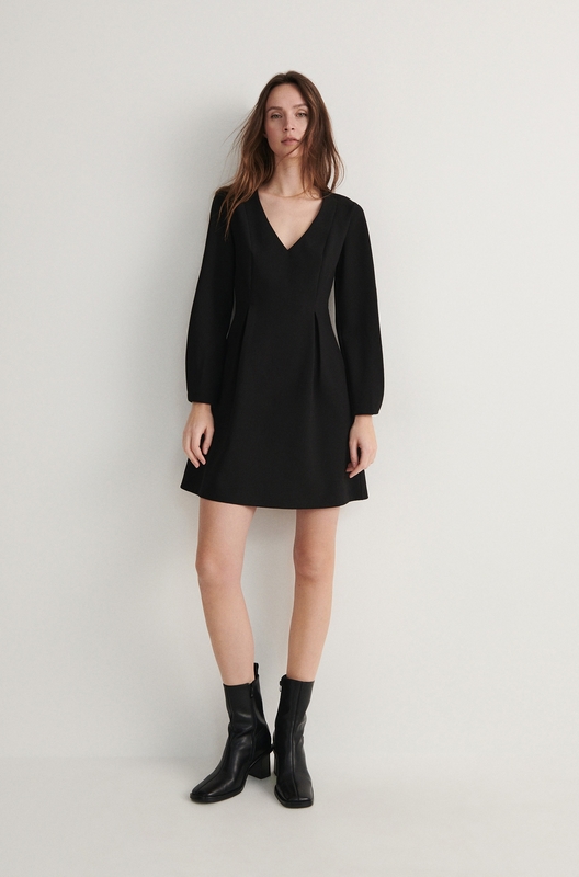 Czarna sukienka Reserved z tkaniny mini z dekoltem w kształcie litery v