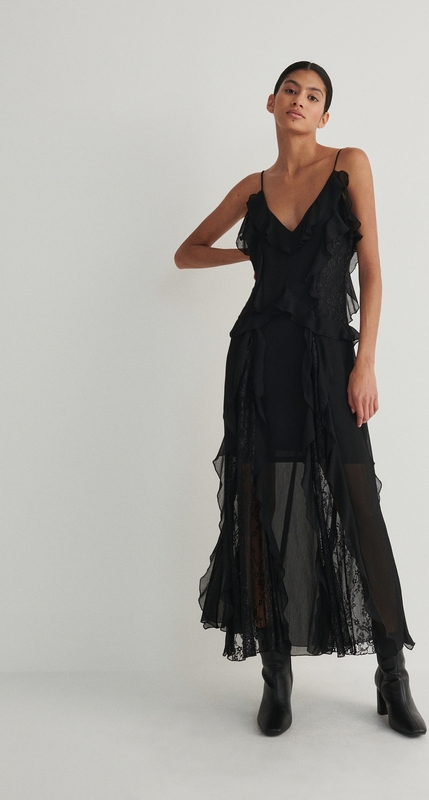 Czarna sukienka Reserved z tkaniny z dekoltem w kształcie litery v na ramiączkach