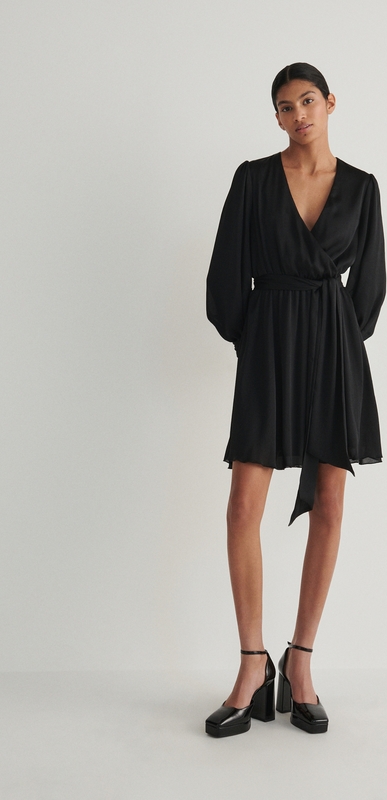 Czarna sukienka Reserved z tkaniny z dekoltem w kształcie litery v prosta