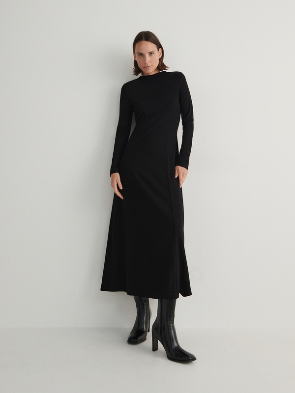 Czarna sukienka Reserved z tkaniny z długim rękawem w stylu casual