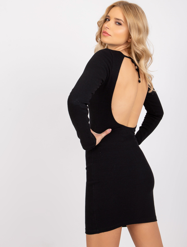 Czarna sukienka Sheandher.pl z długim rękawem w stylu casual z odkrytymi ramionami