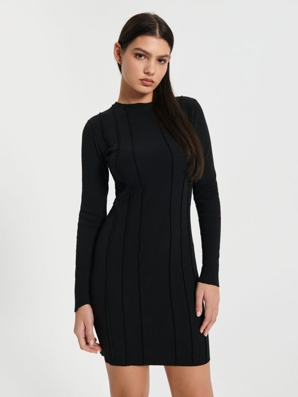 Czarna sukienka Sinsay w stylu casual z długim rękawem z okrągłym dekoltem