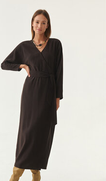 Czarna sukienka Tatuum z dekoltem w kształcie litery v z długim rękawem mini