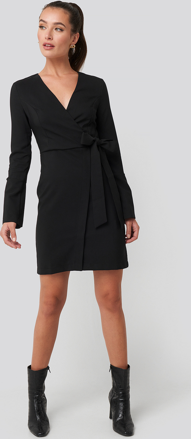 Czarna sukienka Trendyol z dekoltem w kształcie litery v z długim rękawem